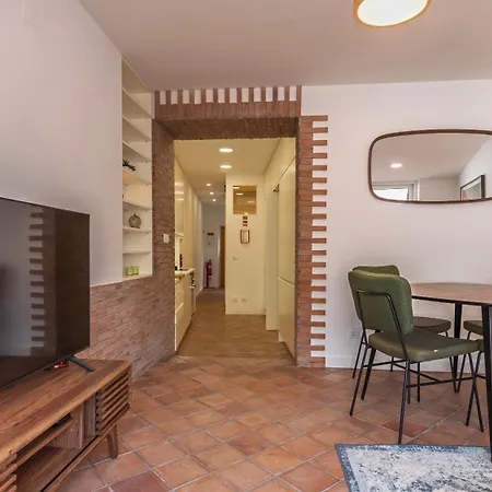 Apartment Sunny Garden 2bdr By Lovelystay
